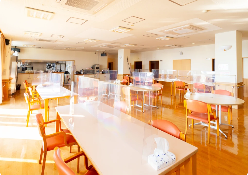 厨房併設により温かい食事を提供します。食事時間以外は談話スペースとしてご利用いただけます。