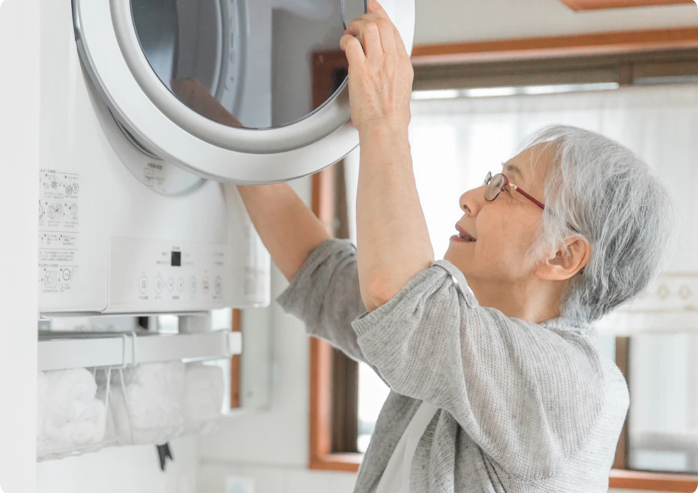 洗濯機と乾燥機をご利用いただけます（有料）。また、車椅子用の洗濯乾燥機を完備しております。