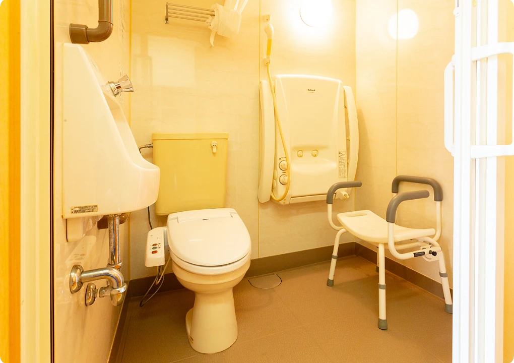 トイレの中へは車椅子で入れるようになっています。