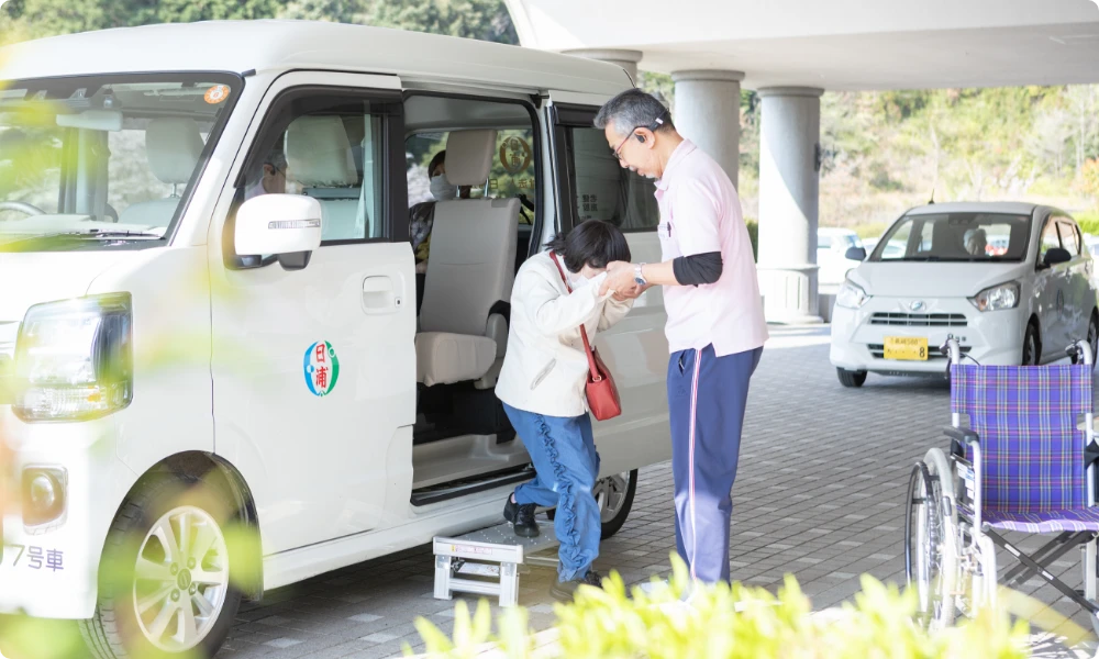 送迎車にて当施設までお越しいただけます。