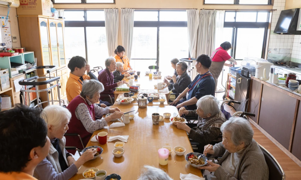 職員とご利用者が一緒に食卓を囲みます